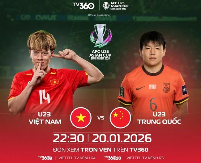 Cầu thủ bóng rổ đang úp rổ trong trận đấu